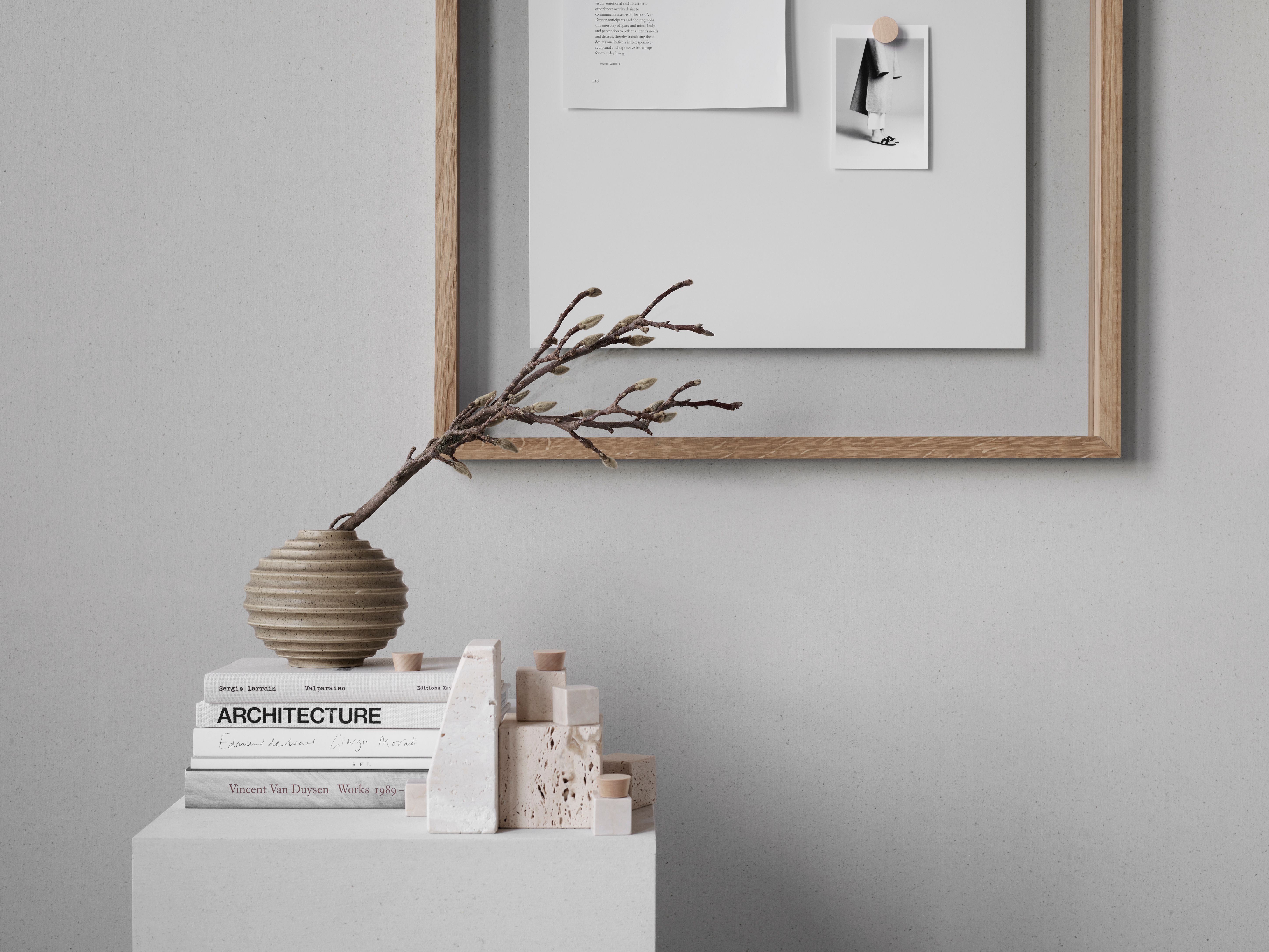 A01. オークフレーム付きの浮遊感のあるガラスボード。 | LINTEX