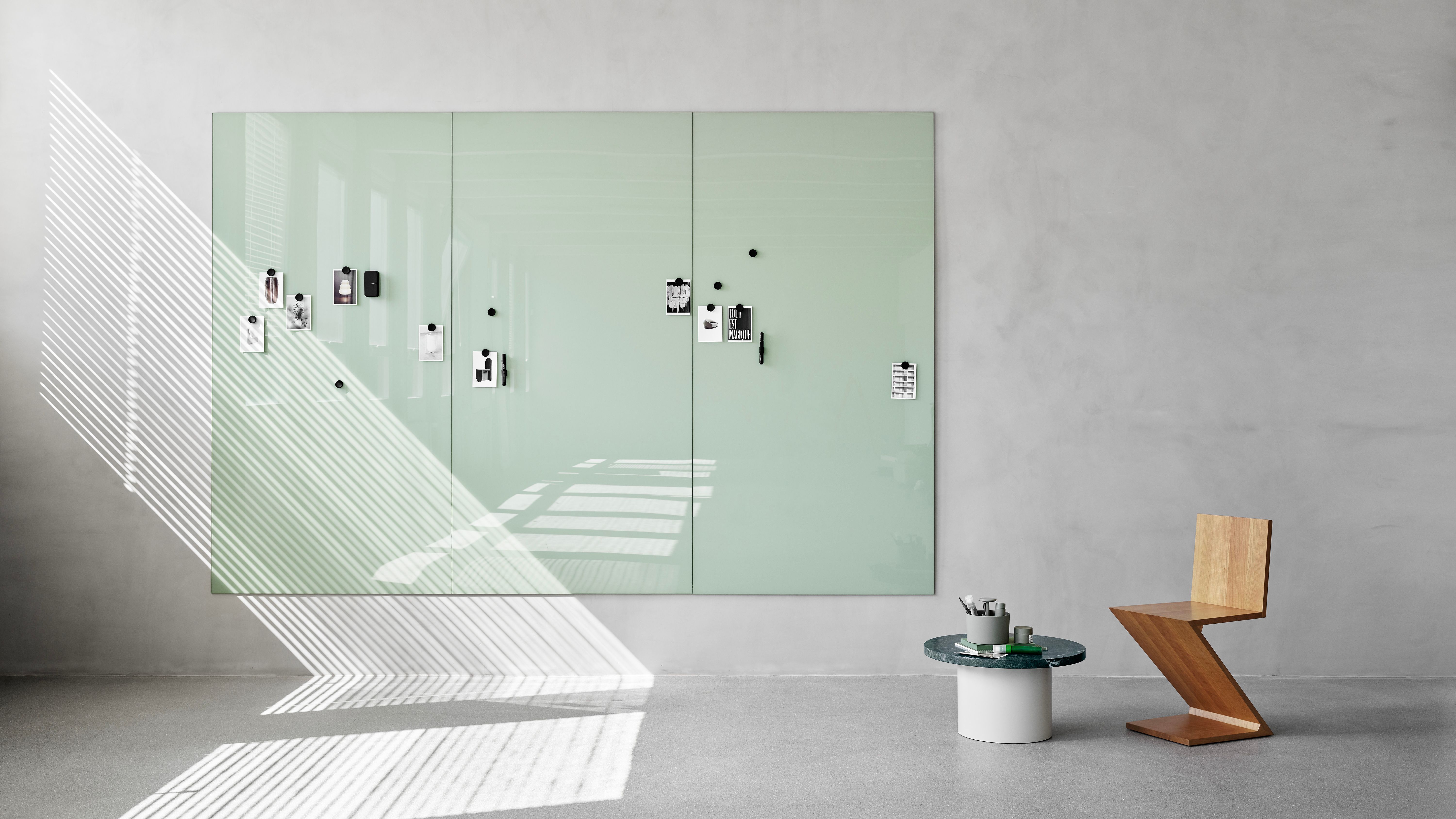Tableau écritoire en verre fond noir en salle de réunion