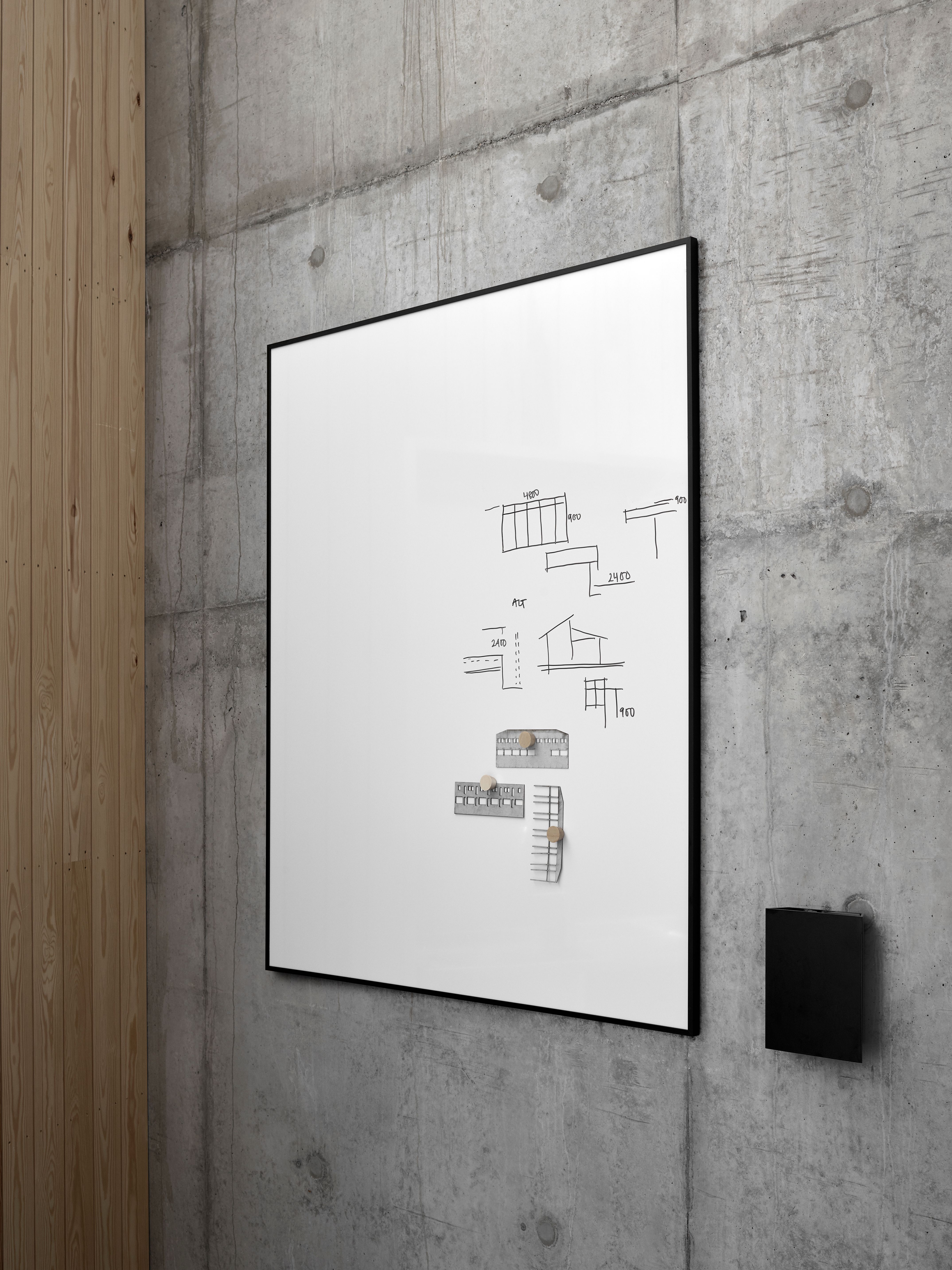 ONE. 黒または白のフレーム付きホワイトボード。 | LINTEX